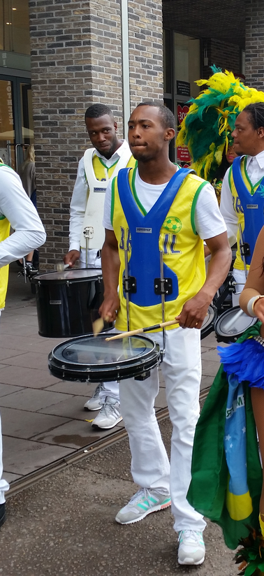 Percussionisten met trommels tijdens een tropisch optreden