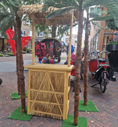 Bamboebar met palmen als tropische aankleding