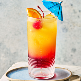 Kleurrijke cocktail met citrusfruit en een parasolletje